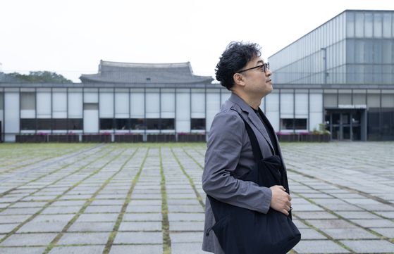 서울관 건축 과정을 담아 『셰이프리스 미술관』을 펴낸 건축가 민현준. 권혁재 사진전문기자