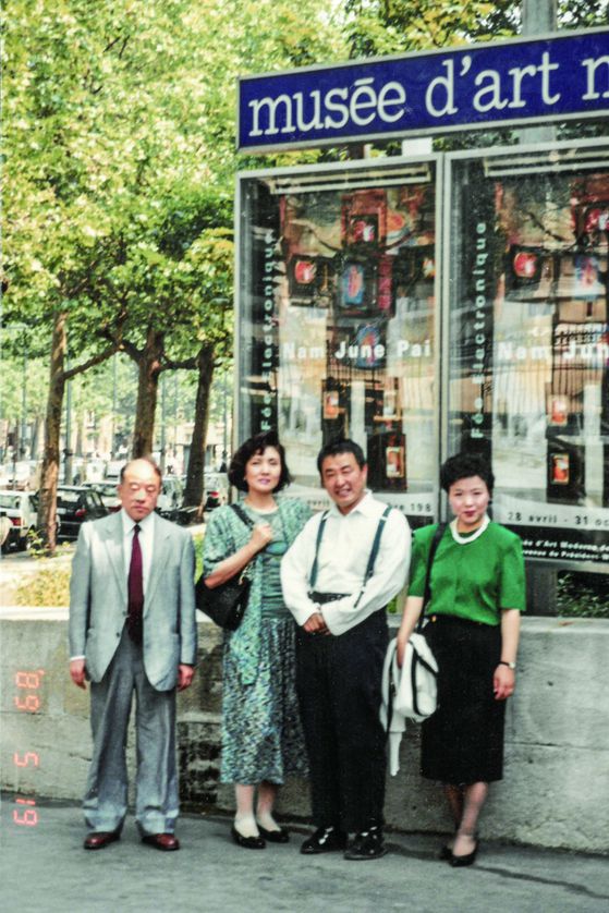 1989년 파리시립근대미술관에서 연 백남준 회고전을 계기로 모인 정기용 원화랑 대표(왼쪽), 홍라희 리움미술관 명예관장, 백남준, 박명자 갤러리현대 회장. 사진 갤러리현대