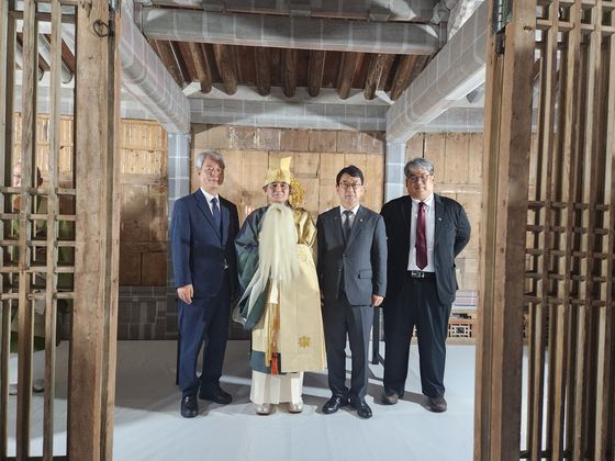 조선시대 왕실 사당 건축물로 추정되는 ‘관월당’이 일본으로 반출된 지 약 100년 만에 국내로 돌아왔다고 24일 국가유산청과 국외소재문화유산재단이 밝혔다. 사진은 국내 반입된 관월당 부재가 파주 전통건축수리기술진흥재단에 보관 중인 모습. 사진 국가유산청