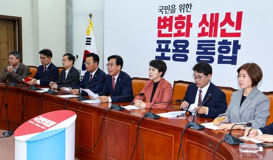 송언석 국민의힘 원내대표가 24일 오전 서울 여의도 국회에서 열린 원내대책회의에 참석해 모두 발언을 하고 있다. 뉴스1