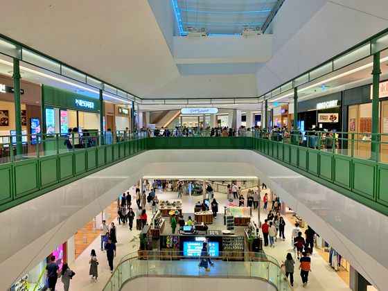 지난 5월 롯데백화점이 수원점을 리뉴얼해 개점한 ‘타임빌라스 수원’의 내부 모습. [사진 각사]