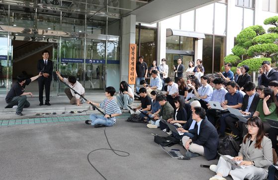 정동영 통일부 장관 후보자가 24일 서울 종로구 남북관계관리단에 마련된 인사청문회 준비사무실로 들어서며 취재진의 질문에 답하고 있다. 연합뉴스