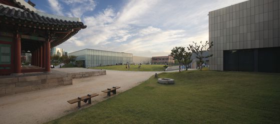 종친부 가까이서 바라본 서울관 후면. 마당과 길이 경계 없이 이어진다. 건축전문사진작가 박영채·김종오, 민현준 촬영, [사진 MPART]