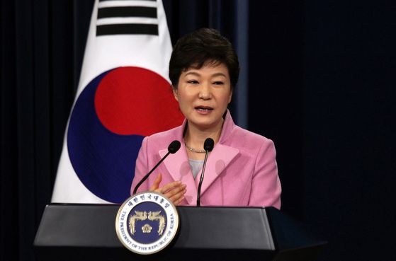 박 대통령, 취임 후 첫 기자회견 박근혜 대통령이 6일 오전 청와대 춘추관에서 열린 신년 구상 발표 및 내외신 기자회견을 하고 있다. 중앙포토