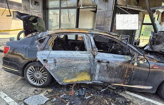 지난 23일 오전 충남 당진시 석문면에서 60대 남성의 자신의 차량을 몰고 건물로 돌진해 차량이 모두 불에 타고 건물 일부가 부서졌다. 사고 직후 도주한 남성은 경찰과 대치하다 투신했다. [사진 당진소방서]