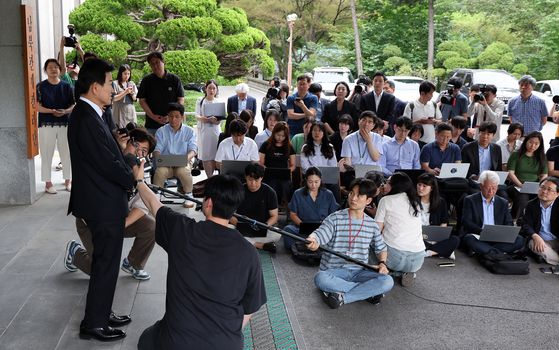 정동영 통일부 장관 후보자가 24일 오후 서울 종로구 남북관계관리단에 마련된 인사청문회 준비 사무실에 도착해 취재진 질문에 답하고 있다. 뉴스1