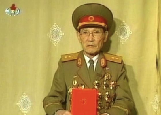 2005년 김정일로부터 팔순 생일상을 받은 월북자 강태무씨. 조선중앙TV·연합뉴스