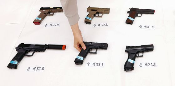 25일 서울 동대문구 서울경찰청 장한로 별관에서 범죄예방질서과 풍속범죄수사팀이 불법 모의총포 판매업체 운영자 및 개인 판매자를 검거한 뒤 압수한 물품들을 정리하고 있다.   수사팀은 온ㆍ오프라인에서 모의총포를 수입해 판매한 업체 대표와 운영자, 개인 판매자로부터 모의총포 총 820정을 압수했다. [연합뉴스]