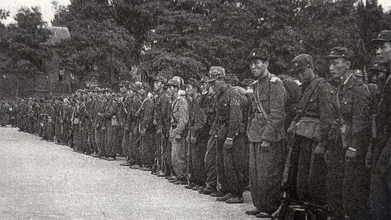 정병준의 저서 『한국전쟁: 38선 충돌과 전쟁의 형성』(2006년, 돌베개)에 실린 '강태무·표무원 월북 사건'의 실제 부대원들 모습.