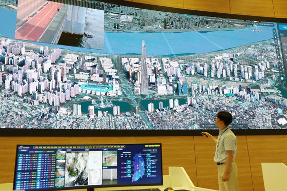 디지털 트윈 기술로 구현한 서울 한강변 모습과 실시간 수위를 확인할 수 있는 CCTV 영상. 사진 K-water