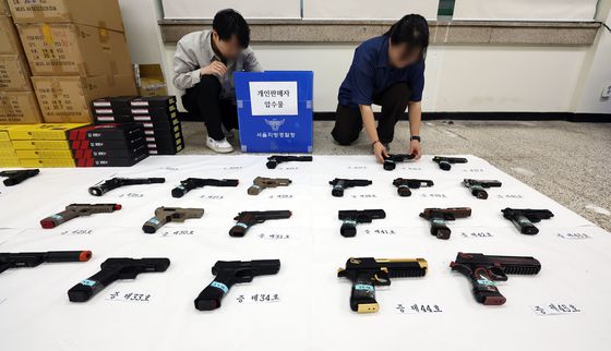 25일 서울 동대문구 서울경찰청 장한로 별관에서 범죄예방질서과 풍속범죄수사팀이 불법 모의총포 판매업체 운영자 및 개인 판매자를 검거한 뒤 압수한 물품들을 정리하고 있다.   수사팀은 온ㆍ오프라인에서 모의총포를 수입해 판매한 업체 대표와 운영자, 개인 판매자로부터 모의총포 총 820정을 압수했다. [연합뉴스]