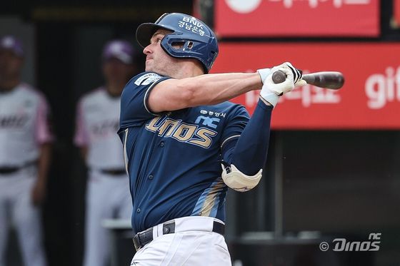 롯데 데이비슨과의 동명이인 맞대결에서 역대 3호 홈런을 친 NC 데이비슨. 사진 NC 다이노스