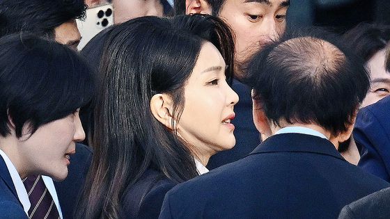 윤석열 전 대통령 부인 김건희 여사와 관련한 각종 의혹 사건을 수사하는 민중기 특별검사가 25일 서울 서초구에 마련된 특검팀 임시 사무실로 출근하며 취재진의 질문에 답하고 있다. 연합뉴스