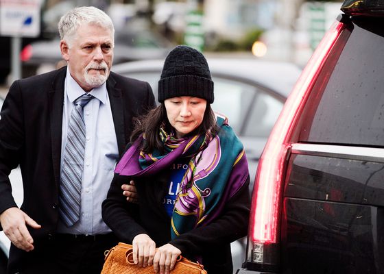 2018년 12월 12일 멍완저우 화웨이 부회장 겸 최고재무책임자(오른쪽)가 경호원과 함께 캐나다 밴쿠버의 한 보호관찰소에 도착하고 있다. 당시 멍완저우는 대이란 제재 위반 혐의로 체포돼 1000만 캐나다 달러의 보석금을 내고 보석 허가를 받았다. AP=연합뉴스