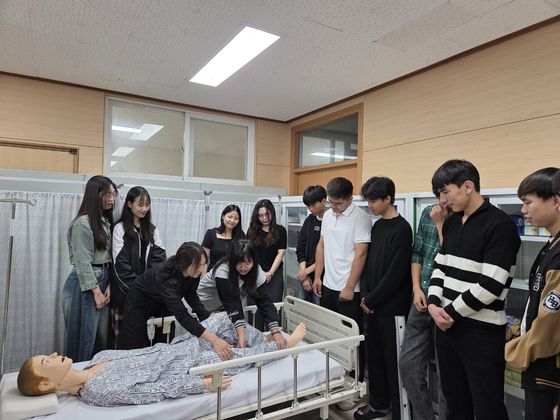 경기도 양주 서정대 외국인 유학생들이 요양보호사 교육 과정의 일환으로 환자 체위 변경 실습을 하고 있다. [사진 서정대]