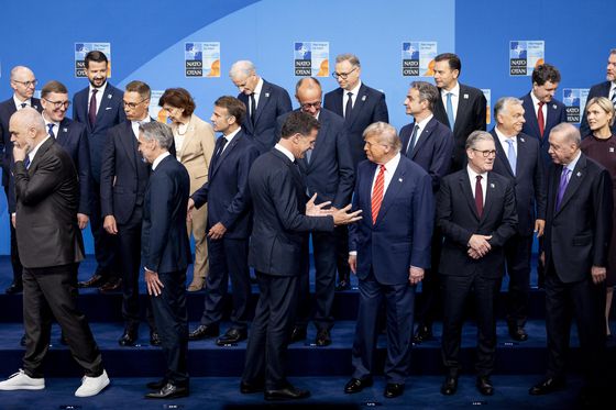 네덜란드 헤이그의 월드 포럼에서 열린 나토(NATO) 정상회의에서 각국 정부 지도자들이 단체 사진을 촬영하고 있다. EPA=연합뉴스