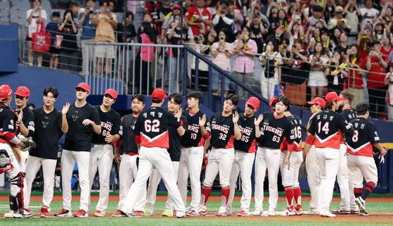 25일 고척 키움전에서 승리해 4위를 지켜낸 뒤 기뻐하는 KIA 선수들. 뉴스1