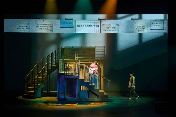 뮤지컬 '오세이사'는 영화화 되기도 한 소설의 성격에 맞게 영상을 적극적으로 활용해 무대를 디자인했다. 배경에 등장하는 메모는 히노 마오리가 자신의 '선행성 기억상실증'과 함께 일상을 살아가기 위해 적어둔 내용이다. '책상 위의 노트북을 열어봐', '잠들기 전에 꼭 일기를 쓸 것' 등이 적혀있다. 사진 라이브러리컴퍼니, 유니버셜라이브