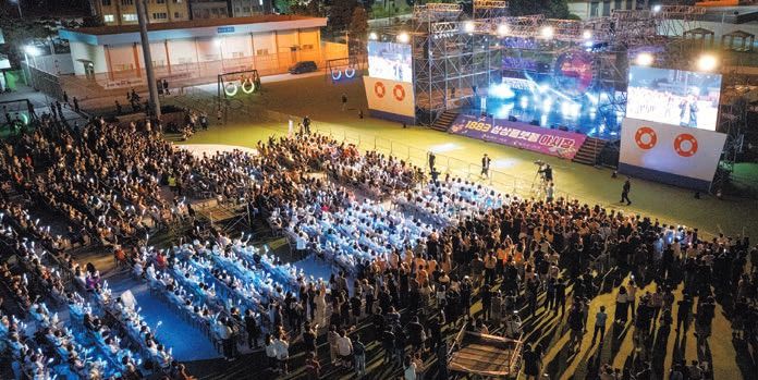 지난 21~22일 인천 상상플랫폼 개항광장에서 열린 ‘1883 상상플랫폼 야시장’에 약 4만5000명이 다녀갔다. 사진은 행사를 즐기는 시민들의 모습. [사진 인천관광공사]