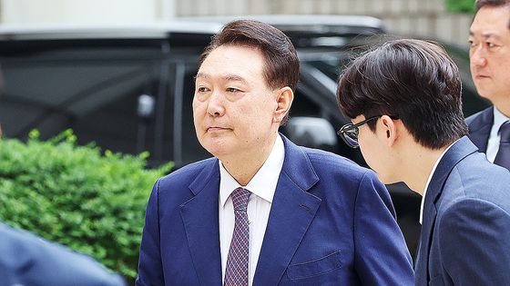 '12·3 비상계엄 사건'을 수사하는 조은석 내란 특검팀의 박지영 특검보가 지난 24일 서울 서초구 서울고등검찰청 기자실에서 윤석열 전 대통령에 대해 특수공무집행방해 혐의 등 체포영장을 청구했다는 내용을 브리핑하고 있다. 연합뉴스