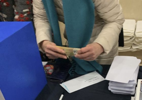 지난 2020년 당시 여당이던 더불어민주당 모 의원 출판기념회 모습. 참석자 중 한 사람이 5만원 권 수십 장이 들어있는 봉투를 내밀었다. [인터넷 캡처]