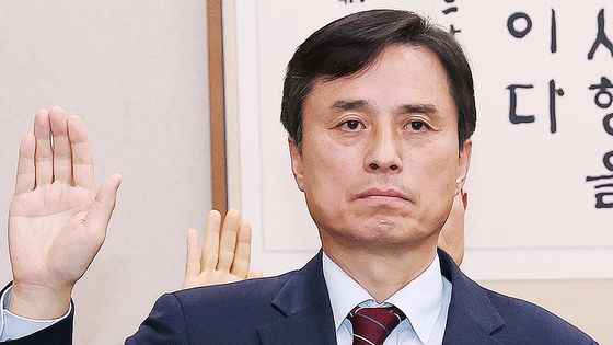 윤석열 전 대통령이 23일 오전 서울 서초구 서울중앙지방법원에서 내란 우두머리 혐의 사건 8차 공판에 출석하고 있다. 뉴스1