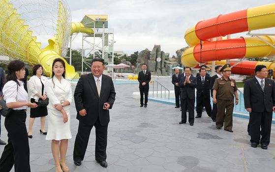 김정은 북한 국무위원장이 지난 24일 부인 이설주와 딸 주에와 함께 원산갈마해안관광지구 시설을 둘러보는 모습. 노동신문, 뉴스1