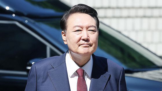 한덕수 전 국무총리가 지난해 12월 10일 서울 종로구 정부서울청사에서 열린 국무회의를 마친 뒤 이동하고 있다. 뉴스1