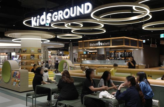 26일 재개장한 경기도 고양시 스타필드 마켓 킨텍스점의 시그니처 특화존 '키즈 그라운드'에 고객들이 앉아 있다. 사진 이마트