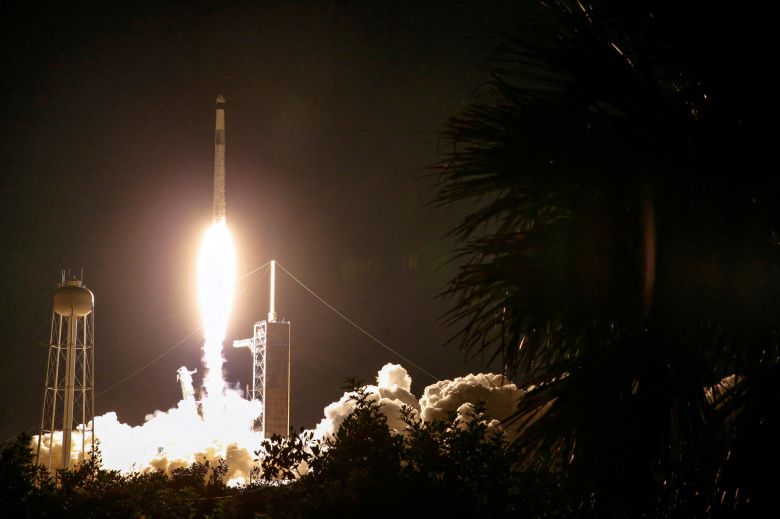 우주비행사 4명으로 구성된 AX-4 승무원을 태운 스페이스X의 팰컨9 로켓이 지난 25일(현지시간) 미국 플로리다주 케네디우주센터 발사단지 39A에서 이륙하고 있다. 로이터=연합뉴스
