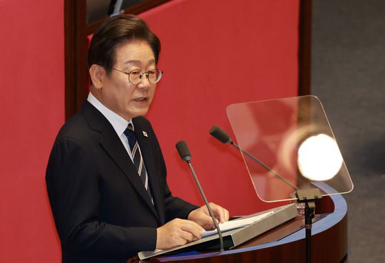 이재명 대통령이 26일 국회에서 2025년도 제2회 추가경정예산안에 대해 시정연설을 한 후 국민의힘 의원들과 인사하고 있다. 국회사진기자단