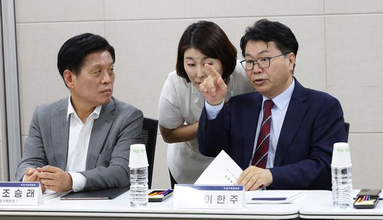 이한주 국정기획위원회 위원장(오른쪽)이 지난 18일 오전 세종시 정부세종컨벤션센터에서 열린 기획재정부 업무보고에 앞서 조승래 대변인과 이야기를 나누고 있다. 뉴스1