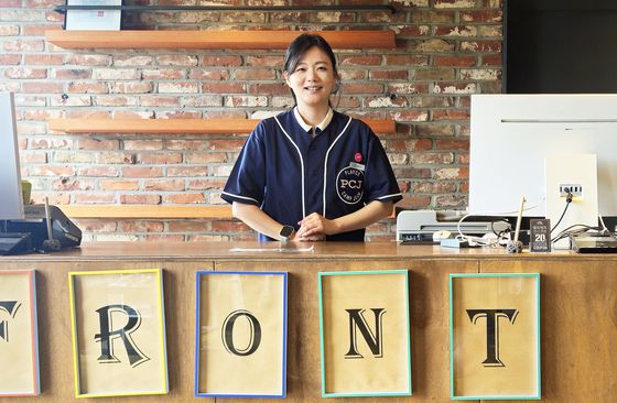 제주 성산의 4성 호텔 '플레이스 캠프'의 김소라 매니저. 김 매니저는 "플레이스 캠프는 나 홀로 여행족을 위한 아지트"라고 강조했다. 손민호 기자