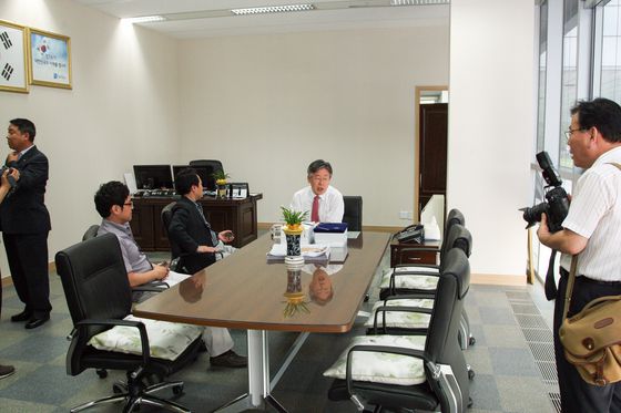 이재명 성남시장은 2010년 7월 1일 성남시청 2층 '작은 도서관'을 개조해 만든 새 시장실에서 업무를 시작했다. 9층에 있던 기존 시장실(447㎡)보다 훨씬 작은 공간이었다. 연합뉴스