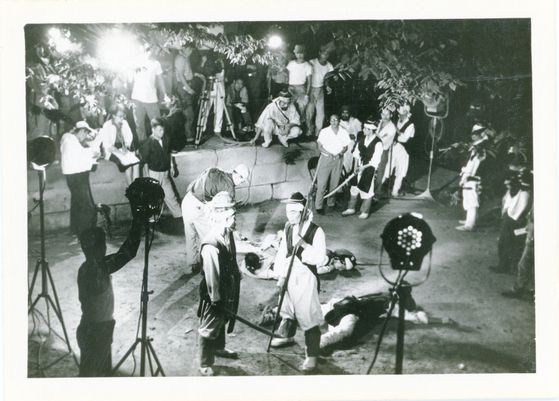 유현목 감독 '임꺽정' 현장스틸. '오발탄'과 비슷한 시기에 제작됐다. 사진 한국영상자료원