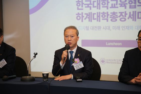 양오봉 한국대학교육협의회(대교협) 회장이 26일 경주에서 열린 대교협 하계 대학 총장 세미나 기자간담회에서 발언하고 있다. 대교협