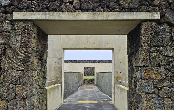 휘닉스 아일랜드의 지니어스 사이. 안도 다다오가 설계한 건물로 '유민 아르누보 뮤지엄'이 들어가 있다. 사진은 지하 전시관으로 내려가는 돌담 통로. 손민호 기자
