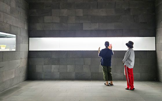 유민 아르누보 뮤지엄에서 관람 중인 제주 여행자들.