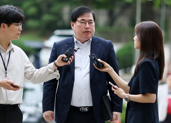 유동규 전 성남도시개발공사 기획본부장이 27일 서초구 서울중앙지법에서 열린 대장동 개발 의혹 관련 1심 결심 공판에 출석하며 취재진 질문에 답하고 있다. 연합뉴스