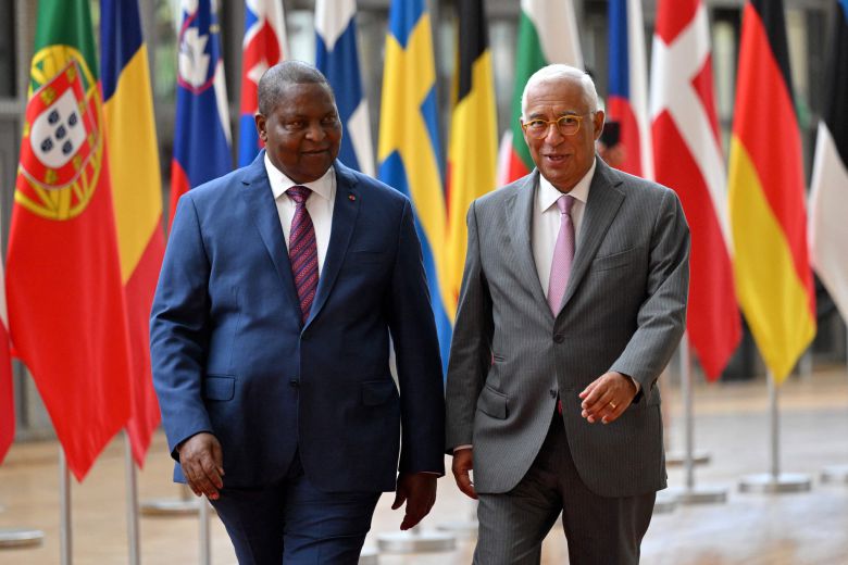 포스탱 아르샹제 투아데라 중앙아프리카공화국 대통령(왼쪽)과 안토니우 코스타 유럽이사회 의장이 지난 4일(현지시간) 브뤼셀 유럽이사회에서 회담을 위해 도착하고 있다. AFP=연합뉴스