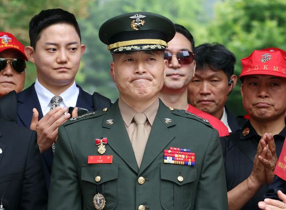 박정훈 대령이 27일 오후 서울 서초구 고등법원에서 열린 상관명예훼손 등 2심 공판에 출석하기 전 기자회견을 하고 있다. 뉴스1