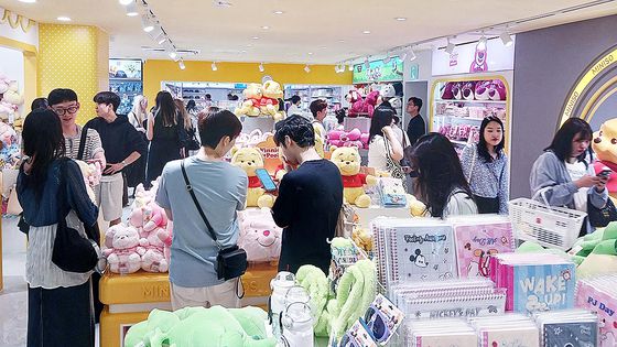 지난 21일 미니소 강남점에서 쇼핑하는 고객들의 모습. 미니소는 ‘중국판 다이소’로 불린다. 김경미 기자
