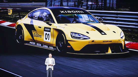 레이쥔 샤오미 CEO가 26일(현지시간) 신형 전기차 YU7을 선보이고 있다. EPA=연합뉴스