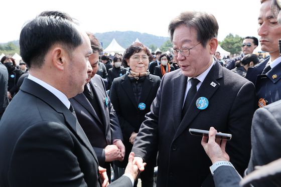 이재명 대통령과 김혜경 여사가 27일 청와대 영빈관에서 열린 '호국보훈의 달, 대통령의 초대'에서 국민의례를 하고 있다. 대통령실사진기자단