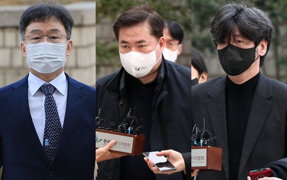 화천대유자산관리 대주주 김만배(왼쪽부터), 유동규 전 성남도시개발공사 기획본부장, 남욱 변호사가 2022년 11월 25일 오전 서울 서초구 서울중앙지방법원에서 열린 대장동 개발 사업 로비·특혜 의혹 관련 1심 속행 공판에 출석하기 위해 법정으로 향하고 있다.뉴스1