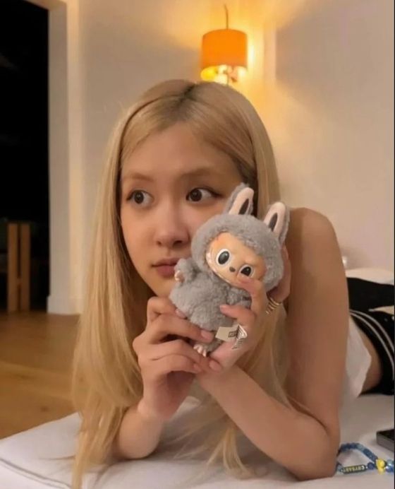 팝마트의 캐릭터 인형 라부부를 들고 있는 블랙핑크 로제. 인스타그램 캡처