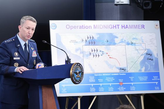 22일 댄 케인 미국 합참의장이 워싱턴 국방부에서 열린 기자회견에서 미국의 이란 핵시설 피격에 대해 설명하고 있다. AP=연합뉴스