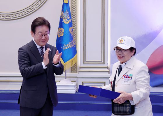 지난 3월 28일 당시 더불어민주당 이재명 대표가 국립대전현충원에서 열린 서해 수호의 날 기념식에 참석해 최원일 전 천안함장과 인사하고 있다. 연합뉴스