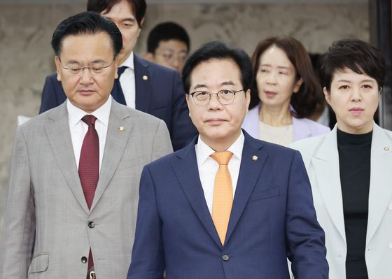 국민의힘 송언석 원내대표가 27일 서울 여의도 국회에서 열린 원내대책회의에 참석하고 있다. 연합뉴스