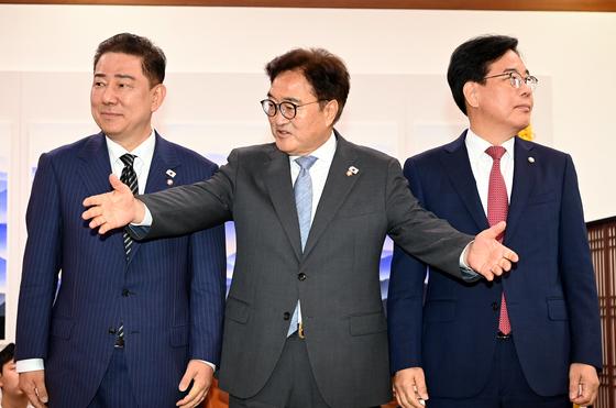 〈YONHAP PHOTO-3976〉 의장에게 항의하는 야당    (서울=연합뉴스) 박동주 기자 = 27일 국회 본회의장에서 국민의힘 송언석 원내대표, 유상범 원내수석부대표가 법사위원장 등을 선출하기로 한 의사일정 강행에 대해 우원식 국회의장에게 항의하고 있다.    앞쪽은 더불어민주당 김병기 당대표 직무대행 겸 원내대표. 2025.6.27   pdj6635@yna.co.kr/2025-06-27 15:09:50/ 〈저작권자 ⓒ 1980-2025 ㈜연합뉴스. 무단 전재 재배포 금지, AI 학습 및 활용 금지〉